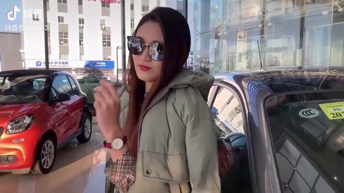 Cô gái xinh đẹp quảng cáo siêu xe - Tik Tok Trung Quốc
