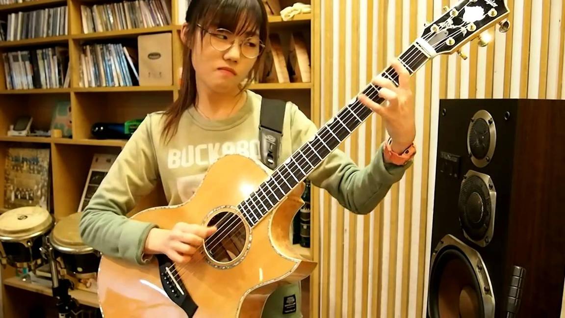 Cô Gái Xinh Đẹp chơi guitar điêu luyện