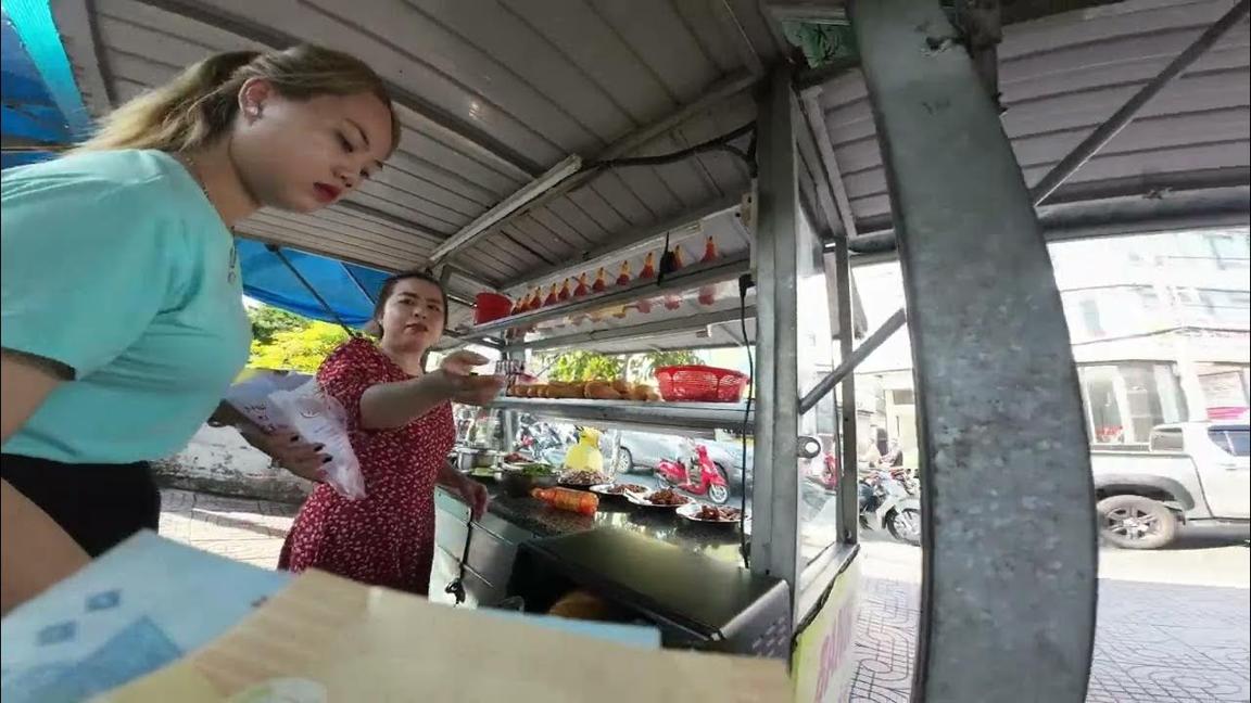 Saigon / Vietnam - sáng sớm gặp bà bán bánh mì vui tánh có đứa con gái xinh đẹp cãi lộn vui quá trời
